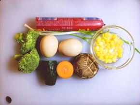 将火腿肠，鸡蛋，黄瓜，胡萝卜，香菇，玉米粒，西兰花，香葱准备好