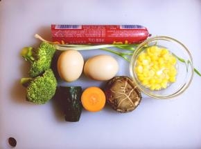 将火腿肠，鸡蛋，黄瓜，胡萝卜，香菇，玉米粒，西兰花，香葱准备好