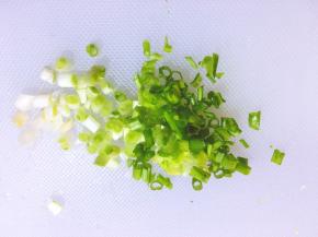 将香葱洗净切段，西兰花洗净切小块