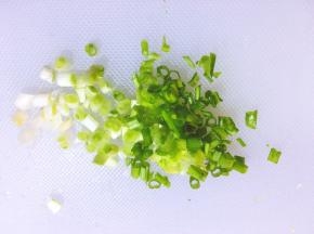 将香葱洗净切段，西兰花洗净切小块