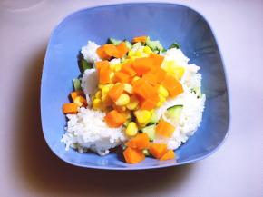 将沥干水分的胡萝卜放入，将玉米粒放碗中