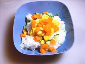 将沥干水分的胡萝卜放入，将玉米粒放碗中