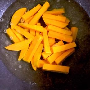 锅中烧开水，放入南瓜条煮3分钟左右，不要煮太久，否则太软后面没法炸了