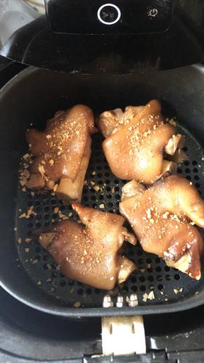 撒点辣椒粉烧烤粉和花生碎，再烤一两分钟