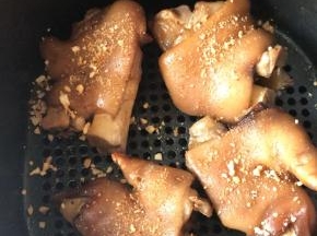 撒点辣椒粉烧烤粉和花生碎，再烤一两分钟