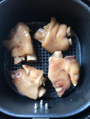 炖到用筷子能轻松的戳动就行，放入空气炸锅，刷一遍油，不要害怕刷油，烤完油会滴到炸篮下面。180度10分钟