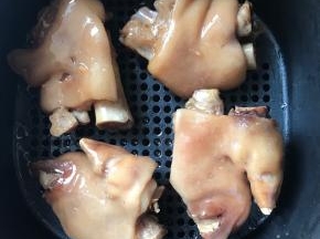 炖到用筷子能轻松的戳动就行，放入空气炸锅，刷一遍油，不要害怕刷油，烤完油会滴到炸篮下面。180度10分钟