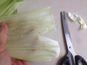 玉米外皮剪头剪尾，修剪好备用