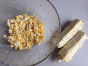 用刀将玉米粒剔下来