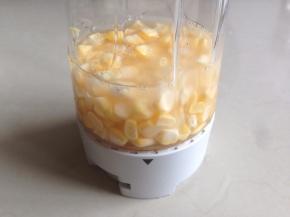 将88克玉米粒和75克清水放进搅拌机里