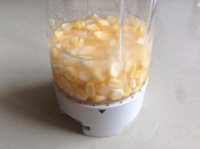 将88克玉米粒和75克清水放进搅拌机里