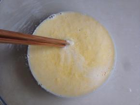 将玉米浆放进盆里，加入细砂糖，拌匀，使糖溶解。再将酵母液倒入，拌匀