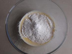 将面粉倒入，面粉量依浓稠度调节