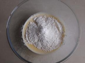 将面粉倒入，面粉量依浓稠度调节