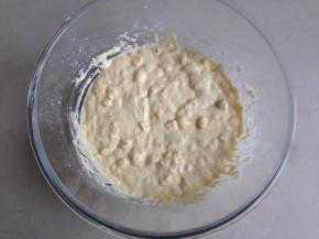 静置好的面糊发酵有两倍大