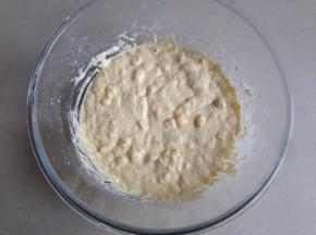 静置好的面糊发酵有两倍大