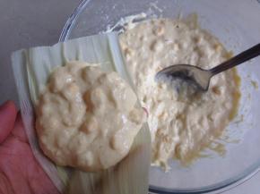 用大汤匙将面糊勺在玉米外皮1/2处，大概50克一份，总共做了7个