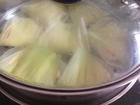 冷水上锅蒸，水烧开后，转中火蒸15分钟