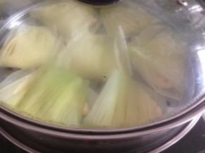 冷水上锅蒸，水烧开后，转中火蒸15分钟