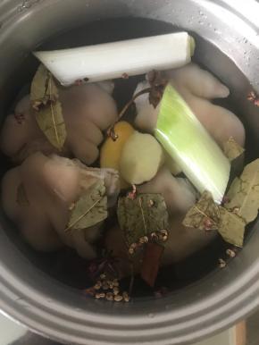 放料酒、姜葱、香料，少许生抽、盐炖煮，生抽不要放多，如果颜色深，烤的时候上色更重