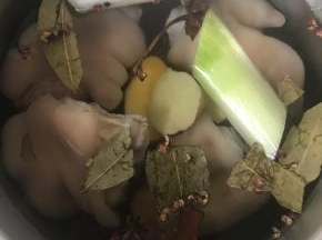 放料酒、姜葱、香料，少许生抽、盐炖煮，生抽不要放多，如果颜色深，烤的时候上色更重