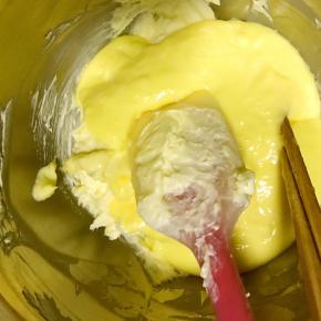 将蛋黄糊倒入步骤4的奶酪中