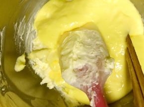 将蛋黄糊倒入步骤4的奶酪中