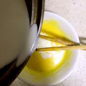 趁热倒入蛋黄液中，边倒边搅拌