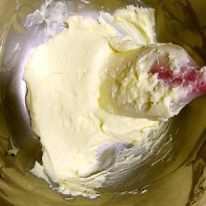 用刮刀压拌均匀