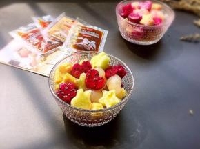 蔬菜与水果的清香，加上沙拉汁的调味，美味的口感在入口那一刻释放，好吃停不下来的节奏