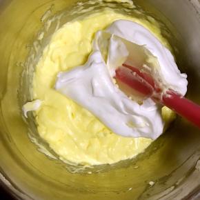 将蛋白分三次加入到步骤11的奶酪糊中，并翻拌均匀，一定要翻拌均匀后再加入下一次