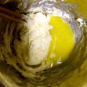 黄油隔热水软化成液态后倒入奶酪中