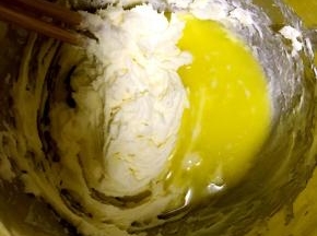 黄油隔热水软化成液态后倒入奶酪中