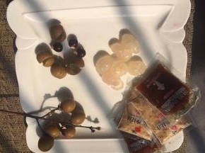 龙眼去壳去籽后取肉备用