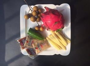 准备好所用材料，果蔬提前洗净备用，丘比沙拉汁（焙煎芝麻口味、日式口味各1袋）