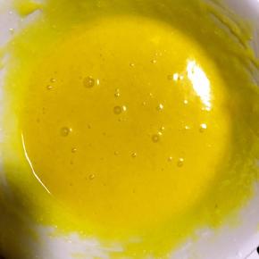 玉米淀粉过筛至蛋黄中，加入砂糖搅拌均匀