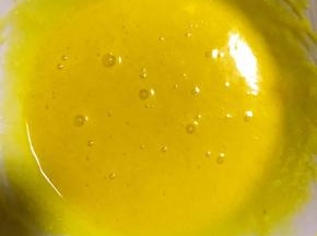 玉米淀粉过筛至蛋黄中，加入砂糖搅拌均匀