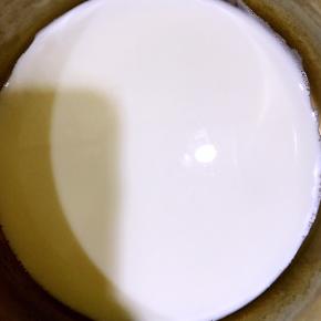 牛奶小火加热至稍沸腾