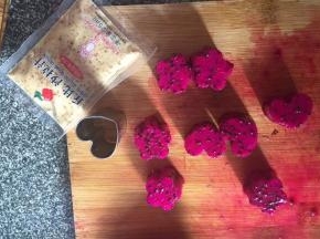 用喜欢的模具压出形状备用