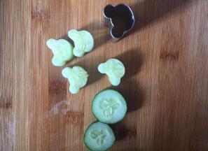 黄瓜用刀切成均匀的黄瓜片（厚度约1cm），然后用模具压出形状备用