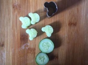 黄瓜用刀切成均匀的黄瓜片（厚度约1cm），然后用模具压出形状备用
