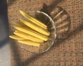 汆烫后的玉米笋捞起控干水分