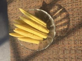 汆烫后的玉米笋捞起控干水分