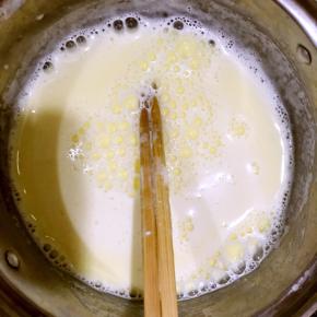 搅拌均匀的牛奶蛋黄液，隔水加热，并不断搅拌