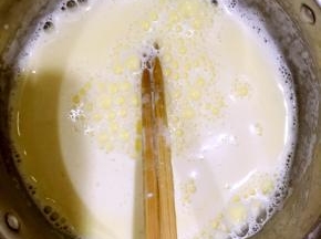 搅拌均匀的牛奶蛋黄液，隔水加热，并不断搅拌