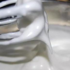 打发过程中分三次加入砂糖，前两次高速打发，最后一次低速打发，直至打发至湿性发泡，提起有垂下的弯钩