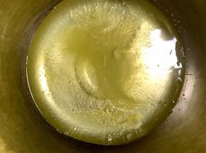 分离好的蛋白提前冷冻，至四周有冰碴时候拿出加入几滴白醋打发