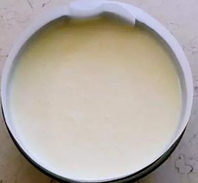 将蛋糕糊倒入模具中，并轻震两下，