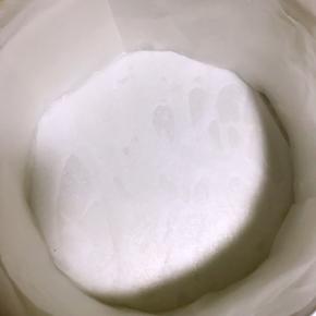 模具底部及四周铺好油纸