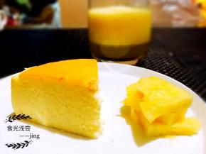 提前预热烤箱，预热的时候烤盘加水，预热好后，放入模具，如果是活底模具，模具底部一定要包好锡纸，我是直接把模具放到了披萨盘里然后披萨盘放到装水的烤盘中，170度烤20分钟后降低到160度烤20分钟，观察表面的上色情况，如果表面没有上色，可以适当增加几分钟！烤好后不要开烤箱门，利用烤箱预热再蒸烤60分钟